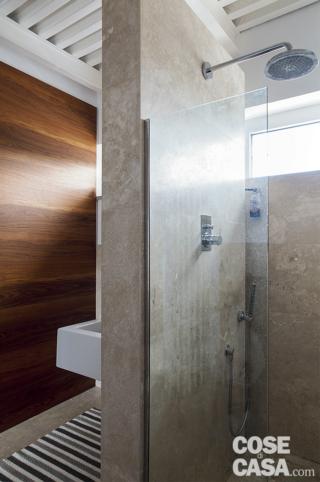 Il vetro trasparente della doccia è stato montato da MM Serramenti. Il vetro trasparente della doccia è stato montato da MM Serramenti.