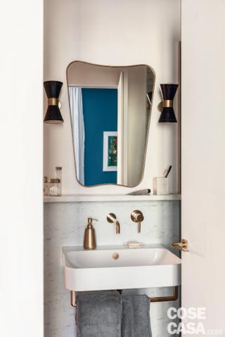 Lo specchio e le applique sono vintage degli anni '40. I rivestimenti in marmo sono di Remuzzi. Lo specchio e le applique sono vintage degli anni '40. I rivestimenti in marmo sono di Remuzzi.