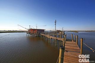 I bilancioni da pesca, grandi reti protese sull’acqua, tipici della zona.