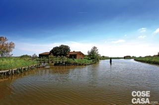 Vecchio casone di pesca sull’argine del canale nelle valli di Comacchio.