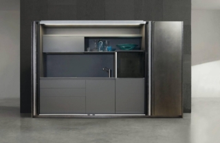 In System di Key Cucine (www.keycucine.com) le ante sono in finitura Metallo Liquido Ossidato effetto Acciaio, gli interni laccati. Il top è in Fenix Ntm™, materiale di nuova generazione, ripristinabile in caso di micrograffi. Misura L 300 x P 70 x H 215 cm. L’allestimento completo costa a partire da 17.000 euro. In System di Key Cucine (www.keycucine.com) le ante sono in finitura Metallo Liquido Ossidato effetto Acciaio, gli interni laccati. Il top è in Fenix Ntm™, materiale di nuova generazione, ripristinabile in caso di micrograffi. Misura L 300 x P 70 x H 215 cm. L’allestimento completo costa a partire da 17.000 euro.