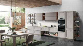 Ante a telaio effetto legno, nella luminosa finitura rovere chiaro, per le basi della composizione Smart di CREO Kitchens che termina lateralmente con una serie di mensole con i ripiani in laccato rosso persia opaco con la struttura in metallo nero. L'alternanza fra le basi sospese e quelle a terra rende la cucina leggera e contemporanea. I pensili hanno le ante lisce in melaminico arena softmatt; il top e lo schienale sono realizzati in laminato fenix bianco caldo. Un modulo base da 60 cm, prezzo 324 euro + IVA. www.creokitchens.it Ante a telaio effetto legno, nella luminosa finitura rovere chiaro, per le basi della composizione Smart di CREO Kitchens che termina lateralmente con una serie di mensole con i ripiani in laccato rosso persia opaco con la struttura in metallo nero. L'alternanza fra le basi sospese e quelle a terra rende la cucina leggera e contemporanea. I pensili hanno le ante lisce in melaminico arena softmatt; il top e lo schienale sono realizzati in laminato fenix bianco caldo. Un modulo base da 60 cm, prezzo 324 euro + IVA. www.creokitchens.it