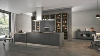 Una grande isola centrale con le ante nella finitura Opaco grigio bromo, coordinata con le colonne e la credenza del living, per la cucina Clover di Lube. Il top sagomato, in laminato Old White, è in grado di slittare in diagonale in modo da poter essere utilizzato come alternativa al tavolo. La grande armadiatura è dotata di colonne-vetrina con vetro bronzo. Prezzo di una base da 60 con due cestoni, Iva e top esclusi, 457 euro. www.cucinelube.it Una grande isola centrale con le ante nella finitura Opaco grigio bromo, coordinata con le colonne e la credenza del living, per la cucina Clover di Lube. Il top sagomato, in laminato Old White, è in grado di slittare in diagonale in modo da poter essere utilizzato come alternativa al tavolo. La grande armadiatura è dotata di colonne-vetrina con vetro bronzo. Prezzo di una base da 60 con due cestoni, Iva e top esclusi, 457 euro. www.cucinelube.it
