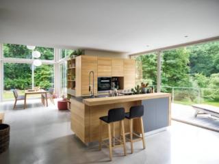 Numerose possibilità di configurazione per la grande cucina che veste anche il living Linee di Team7: è composta da arredi completamente realizzati in pregiato legno massello disponibile in numerose varianti; sono presenti frontali in vetro colorato. L'isola, attrezzata con il lavello e i fuochi, è dotata di un bancone snack squadrato. Le nicchie con lo schienale in legno o in vetro alleggeriscono la composizione e permettono di esporre libri o oggetti. Un modulo base da 60 cm con anta in legno e un ripiano regolabile in altezza, prezzo a partire da 954 euro. www.team7-home.com Numerose possibilità di configurazione per la grande cucina che veste anche il living Linee di Team7: è composta da arredi completamente realizzati in pregiato legno massello disponibile in numerose varianti; sono presenti frontali in vetro colorato. L'isola, attrezzata con il lavello e i fuochi, è dotata di un bancone snack squadrato. Le nicchie con lo schienale in legno o in vetro alleggeriscono la composizione e permettono di esporre libri o oggetti. Un modulo base da 60 cm con anta in legno e un ripiano regolabile in altezza, prezzo a partire da 954 euro. www.team7-home.com