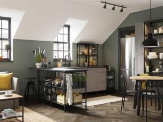 Ha una linea essenziale e contemporanea la cucina angolare Enhet di Ikea Italia che è caratterizzata da moduli grigi ed elementi a giorno in acciaio, con rivestimento a polvere, che sono ripresi anche dagli arredi coordinati presenti nella zona giorno. Il piano di lavoro Ekbacken è in laminato opaco grigio antracite. Un mobile base da 60 cm con anta e ripiano, prezzo 69 euro.  www.ikea.com Ha una linea essenziale e contemporanea la cucina angolare Enhet di Ikea Italia che è caratterizzata da moduli grigi ed elementi a giorno in acciaio, con rivestimento a polvere, che sono ripresi anche dagli arredi coordinati presenti nella zona giorno. Il piano di lavoro Ekbacken è in laminato opaco grigio antracite. Un mobile base da 60 cm con anta e ripiano, prezzo 69 euro.  www.ikea.com
