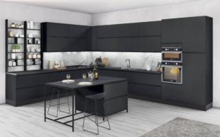 Si sviluppa lungo l'angolo il raffinato modello componibile Smile Black di Mondo Convenienza che è caratterizzato da uno stile minimale sottolineato dalla presenza delle ante lisce nella finitura nero. Al centro trova posto l'isola con il piano effetto marmo che ne aumenta la superficie di appoggio e funge da bancone snack per consumare pasti veloci. La composizione tipo misura L 255 cm, prezzo 1.460 euro. www.mondoconv.it