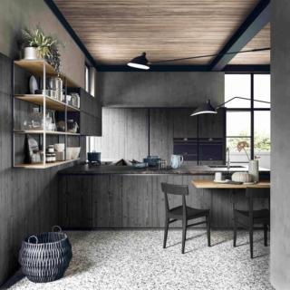 Pregiato abete massello nella finitura carbone per gli arredi di Maestrale di Scandola Mobili, la cucina di grandi dimensioni che si sviluppa intorno alla lunga penisola. Il top in laminato unicolor nella finitura Emperedor effetto marmo con il lavello integrato completa la composizione che è completamente personalizzabile. Un modulo base da 60 cm con un'anta, prezzo a partire da 408 euro + IVA. www.scandolamobili.it