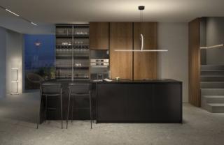 Un'isola dalla forma compatta in PET seta colore nero domina la cucina Step della Collezione Pratica di La Casa Moderna che è completata dalla presenza delle colonne in nobilitato effetto legno scuro che ospitano i forni e gli altri elettrodomestici. Il top e i fianchi sono realizzati in Fenix nero. Un modulo base da 60 cm con top e zoccolo, prezzo a partire da 197 euro. www.lacasamoderna.com