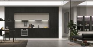 Una nuova anta liscia in rovere dogato nero per il modello Natural + Aliant di Stosa Cucine che si sviluppa a parete con una forma che ricorda quella di una cornice scura; la superficie della ante presenta una venatura verticale con spazzolature e spaccature naturali. Le ante dei pensili interni, meno profondi, Aliant sono in Neolith® pietra di luna Silk come il top filo anta. Le colonne laterali con una larghezza maggiorata, che accolgono il frigo maxi e la dispensa, ne aumentano la capacità di contenimento. Un modulo base da 60 cm, prezzo a partire da 278 euro + IVA. www.stosacucine.com