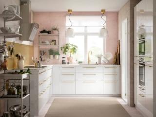 cucina sotto finestra grande ante lamina bianco lucido maniglie orizzontali metallo dorato ringhult ikea cucina sotto finestra grande ante lamina bianco lucido maniglie orizzontali metallo dorato ringhult ikea