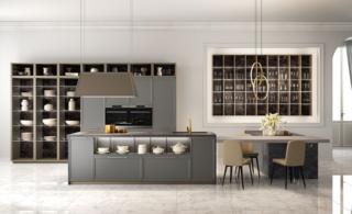 Stile classico senza tempo per Flavour di Lube, il modello dominato dalle grandi vetrine con il telaio in alluminio verniciato ottone e vetro extrachiaro. Le ante delle basi e delle colonne, riquadrate con maniglie orizzontali, sono in laccato grigio quarzo che armonizza con il piano in marmo breccia imperiale. La penisola è formata da due blocchi uniti dal tavolo snack in impiallacciato rovere nuvola. Prezzo su richiesta. www.cucinelube.it Stile classico senza tempo per Flavour di Lube, il modello dominato dalle grandi vetrine con il telaio in alluminio verniciato ottone e vetro extrachiaro. Le ante delle basi e delle colonne, riquadrate con maniglie orizzontali, sono in laccato grigio quarzo che armonizza con il piano in marmo breccia imperiale. La penisola è formata da due blocchi uniti dal tavolo snack in impiallacciato rovere nuvola. Prezzo su richiesta. www.cucinelube.it