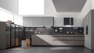 Una serie di colonne midi con vetrine in vetro cannettato per il modello a golfo Metropolis di Stosa Cucine. Le basi, i fianchi e il top sono nella finitura pietra piasentina scura; i pensili e le colonne sono in Pet grigio freddo opaco. Lo schienale nero con cemento vulcano è corredato del pratico sistema base pensile Joy; la nuova cappa Divide, con inserto in pietra piasentina scura, si trasforma in un elemento decorativo a parete. Un modulo base da 60 cm, prezzo 136 euro + IVA. www.stosacucine.com Una serie di colonne midi con vetrine in vetro cannettato per il modello a golfo Metropolis di Stosa Cucine. Le basi, i fianchi e il top sono nella finitura pietra piasentina scura; i pensili e le colonne sono in Pet grigio freddo opaco. Lo schienale nero con cemento vulcano è corredato del pratico sistema base pensile Joy; la nuova cappa Divide, con inserto in pietra piasentina scura, si trasforma in un elemento decorativo a parete. Un modulo base da 60 cm, prezzo 136 euro + IVA. www.stosacucine.com