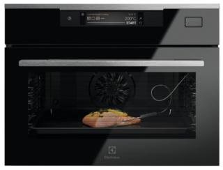 In classe A++, SteamBoost KVBAS21WX di Electrolux è dotato di 22 funzioni di cui 4 a vapore (100%, 50%, 25% vapore e Steamify che regola automaticamente temperatura e percentuale di vapore). Ha un’interfaccia a colori TFT Touch che si illumina solamente quanto viene accesa o sfiorata dall’utente e è sufficiente scorrere sulla barra slider per controllare in maniera semplice e intuitiva le impostazioni. È capiente 43 litri, largo 60 cm e alto 45 cm. Prezzo da rivenditore. www.electrolux.it In classe A++, SteamBoost KVBAS21WX di Electrolux è dotato di 22 funzioni di cui 4 a vapore (100%, 50%, 25% vapore e Steamify che regola automaticamente temperatura e percentuale di vapore). Ha un’interfaccia a colori TFT Touch che si illumina solamente quanto viene accesa o sfiorata dall’utente e è sufficiente scorrere sulla barra slider per controllare in maniera semplice e intuitiva le impostazioni. È capiente 43 litri, largo 60 cm e alto 45 cm. Prezzo da rivenditore. www.electrolux.it