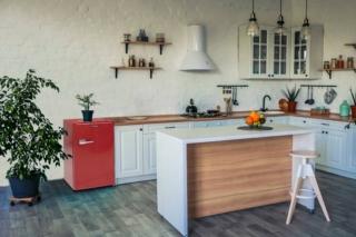 Il frigorifero vintage monoporta 100LT ha capacità totale di 90 litri, cassetto bar, 1 ripiano regolabile in vetro temperato, 1 cassetto trasparente frutta/verdura e 3 balconcini nella controporta. In classe A+, misura L 45,5 x P 45,5 x H 83,5 cm. Prezzo 278 euro. www.kooper.it