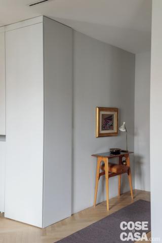 L'ingresso è arredato con una consolle vintage degli anni '50; dello stesso periodo la lampada da tavolo a braccio flessibile. Lo svuotatasche appoggiato sul piano è di Nude Glass. L'ingresso è arredato con una consolle vintage degli anni '50; dello stesso periodo la lampada da tavolo a braccio flessibile. Lo svuotatasche appoggiato sul piano è di Nude Glass.