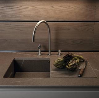 Lavello e top in lastre colore Pietra Piasentina Taupe di Laminam Lavello e top in lastre colore Pietra Piasentina Taupe di Laminam