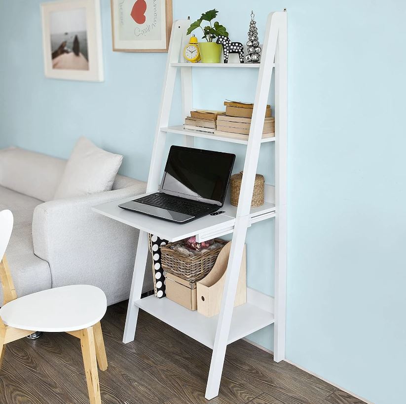 Ha uno stile moderno la libreria a scala con scrittoio ribaltabile in vendita su Vicco che può essere collocata in un angolo della zona giorno per dare vita ad una postazione per l'home working. Il piano ribaltabile, quando è chiuso, rivela una comoda lavagna rivestita in sughero che permette di appendere appunti e promemoria. Misura L 64 x P 48/61 x H 160 cm. Prezzo 139,89 euro. www.viccodesign.it Ha uno stile moderno la libreria a scala con scrittoio ribaltabile in vendita su Vicco che può essere collocata in un angolo della zona giorno per dare vita ad una postazione per l'home working. Il piano ribaltabile, quando è chiuso, rivela una comoda lavagna rivestita in sughero che permette di appendere appunti e promemoria. Misura L 64 x P 48/61 x H 160 cm. Prezzo 139,89 euro. www.viccodesign.it