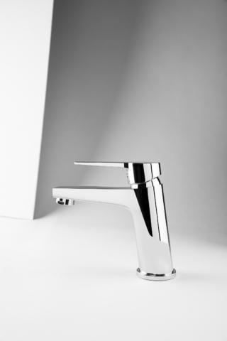 Ha un design sobrio ed elegante il miscelatore monoforo per lavabo Progetto 21 di SOL by Artis Rubinetterie. È alto 13,8 cm. Prezzo, Iva esclusa, 90 euro. www.artisitaly.com Ha un design sobrio ed elegante il miscelatore monoforo per lavabo Progetto 21 di SOL by Artis Rubinetterie. È alto 13,8 cm. Prezzo, Iva esclusa, 90 euro. www.artisitaly.com