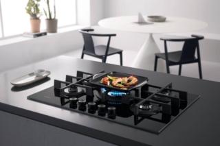 Il piano cottura GOWL 758/NB di Whirlpool ha bruciatori a fiamma verticale per un riscaldamento ancora più diretto. I 5 bruciatori FlexiFlame, regolabili su 9 livelli di fiamma, distribuiscono il calore in modo uniforme ed efficace garantendo la massima flessibilità e ottime prestazioni, mentre la manopola del bruciatore centrale consente di controllare solo la corona più piccola o entrambe le corone contemporaneamente. Misura 75x51 cm. Prezzo da rivenditore. www.whirlpool.it Il piano cottura GOWL 758/NB di Whirlpool ha bruciatori a fiamma verticale per un riscaldamento ancora più diretto. I 5 bruciatori FlexiFlame, regolabili su 9 livelli di fiamma, distribuiscono il calore in modo uniforme ed efficace garantendo la massima flessibilità e ottime prestazioni, mentre la manopola del bruciatore centrale consente di controllare solo la corona più piccola o entrambe le corone contemporaneamente. Misura 75x51 cm. Prezzo da rivenditore. www.whirlpool.it