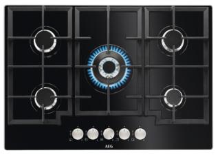 Con un elegante cristallo temprato nero, il piano HKB75440NB della collezione Gas on Glass di Aeg ha 5 bruciatori ad alta efficienza che permettono regolare con precisione l’intensità di calore risparmiando fino al 20% di energia. Il bruciatore Wok multicorona centrale da 3,9 kW genera il massimo del calore garantendo risultati eccellenti in tempi rapidi. Misura 75x51 cm. Prezzo 650 euro. www.aeg.it Con un elegante cristallo temprato nero, il piano HKB75440NB della collezione Gas on Glass di Aeg ha 5 bruciatori ad alta efficienza che permettono regolare con precisione l’intensità di calore risparmiando fino al 20% di energia. Il bruciatore Wok multicorona centrale da 3,9 kW genera il massimo del calore garantendo risultati eccellenti in tempi rapidi. Misura 75x51 cm. Prezzo 650 euro. www.aeg.it