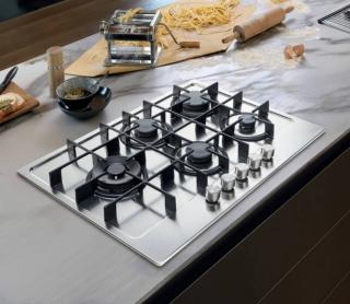 Con estetica in inox satinato, Maris 750 FHMA 755 4G DCL XS C di Franke ha accensione elettronica integrata e manopole disponibili in varie finiture per essere abbinate ai forni per un perfetto coordinamento estetico. Con 5 fuochi di cui uno a doppio corona da 3 kW, ha griglie in ghisa solide e indeformabili. Misura 73x51 cm. Prezzo 866 euro. www.franke.it Con estetica in inox satinato, Maris 750 FHMA 755 4G DCL XS C di Franke ha accensione elettronica integrata e manopole disponibili in varie finiture per essere abbinate ai forni per un perfetto coordinamento estetico. Con 5 fuochi di cui uno a doppio corona da 3 kW, ha griglie in ghisa solide e indeformabili. Misura 73x51 cm. Prezzo 866 euro. www.franke.it