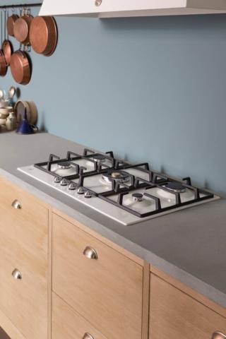 Il piano cottura a gas da 90 cm P905CHERAX della Heritage di Bertazzoni è in acciaio smaltato. I 5 fuochi in ottone e le manopole in metallo garantiscono una cottura semplice, versatile e precisa. Le griglie di appoggio in ghisa sono robuste e sicure e il doppio bruciatore wok centrale ha potenza di 5 kW. Misura 90x52 cm. Prezzo 1.084 euro. www.bertazzoni.com Il piano cottura a gas da 90 cm P905CHERAX della Heritage di Bertazzoni è in acciaio smaltato. I 5 fuochi in ottone e le manopole in metallo garantiscono una cottura semplice, versatile e precisa. Le griglie di appoggio in ghisa sono robuste e sicure e il doppio bruciatore wok centrale ha potenza di 5 kW. Misura 90x52 cm. Prezzo 1.084 euro. www.bertazzoni.com