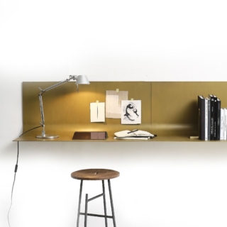 Una sottile lamina in metallo curvato color Bronzo costituisce la scrivania design a muro Sfoglia Desk di Mogg in vendita su Sediarreda.com che si trasforma in un vero e proprio elemento decorativo sulla parete. Una volta aggiunto uno sgabello dà vita ad una postazione di lavoro. Misura L 100 x P 41 x H 42 cm. Prezzo 830 euro. www.sediarreda.com Una sottile lamina in metallo curvato color Bronzo costituisce la scrivania design a muro Sfoglia Desk di Mogg in vendita su Sediarreda.com che si trasforma in un vero e proprio elemento decorativo sulla parete. Una volta aggiunto uno sgabello dà vita ad una postazione di lavoro. Misura L 100 x P 41 x H 42 cm. Prezzo 830 euro. www.sediarreda.com