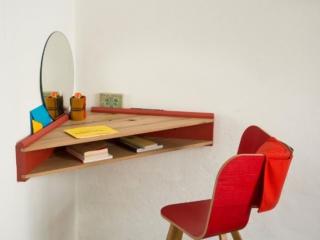 Si “innesta” perfettamente in un angolo la scrivania sospesa Briccola-Ge Corner Desk di Colè in vendita su Mohd che è composta da due piani triangolari in massello di rovere con supporti laccati rosso lacca. In un angolo del piano è presente un piccolo smusso che consente il passaggio dei cavi di alimentazione. Misura L 100 x P 47 x H 25 cm. Prezzo 997 euro. www.mohd.it Si “innesta” perfettamente in un angolo la scrivania sospesa Briccola-Ge Corner Desk di Colè in vendita su Mohd che è composta da due piani triangolari in massello di rovere con supporti laccati rosso lacca. In un angolo del piano è presente un piccolo smusso che consente il passaggio dei cavi di alimentazione. Misura L 100 x P 47 x H 25 cm. Prezzo 997 euro. www.mohd.it