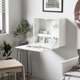 Può essere sistemata praticamente ovunque, nel living, in camera da letto o ancora nell'ingresso, la scrivania pieghevole a muro (cod: 234946) in vendita su Giordano Shop grazie alla dimensioni contenute e alla colorazione bianco. Quando non serve “scompare” sulla parete, una volta aperto il piano ribaltabile una serie di vani e ripiani. Misura L 60 x P 21,5/50 x H 50 cm. Prezzo 63,90 euro. www.giordanoshop.com Può essere sistemata praticamente ovunque, nel living, in camera da letto o ancora nell'ingresso, la scrivania pieghevole a muro (cod: 234946) in vendita su Giordano Shop grazie alla dimensioni contenute e alla colorazione bianco. Quando non serve “scompare” sulla parete, una volta aperto il piano ribaltabile una serie di vani e ripiani. Misura L 60 x P 21,5/50 x H 50 cm. Prezzo 63,90 euro. www.giordanoshop.com