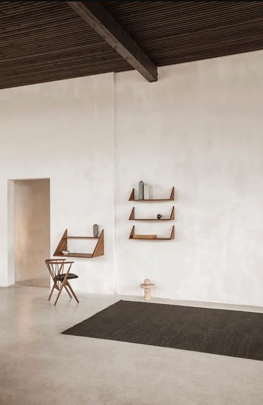 Una linea leggera che ricorda gli origami per la scrivania da parete XLIBRIS di Sibast in vendita su Finnish Design Shop: è composta da una serie di elementi in pregiato rovere affumicato assemblati insieme senza viti visibili. Misura L 80 x P 50 x H 50 cm. Prezzo 1.037 euro. www.finnishdesignshop.it Una linea leggera che ricorda gli origami per la scrivania da parete XLIBRIS di Sibast in vendita su Finnish Design Shop: è composta da una serie di elementi in pregiato rovere affumicato assemblati insieme senza viti visibili. Misura L 80 x P 50 x H 50 cm. Prezzo 1.037 euro. www.finnishdesignshop.it