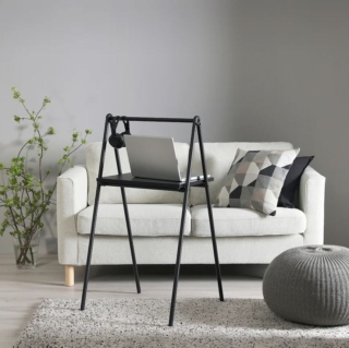 Il tavolino scrittoio pieghevole BJÖRKÅSENdi Ikea Italia permette di organizzare una postazione per l'home working in qualsiasi ambiente della propria casa; una volta chiuso può essere appeso a parete o riposto in un armadio o nello sgabuzzino. Ha la struttura realizzata in acciaio rivestito a polvere  epossidico nero. Misura L 59 x P 35/52 x H 110 cm. Prezzo 70 euro.  www.ikea.com Il tavolino scrittoio pieghevole BJÖRKÅSENdi Ikea Italia permette di organizzare una postazione per l'home working in qualsiasi ambiente della propria casa; una volta chiuso può essere appeso a parete o riposto in un armadio o nello sgabuzzino. Ha la struttura realizzata in acciaio rivestito a polvere  epossidico nero. Misura L 59 x P 35/52 x H 110 cm. Prezzo 70 euro.  www.ikea.com