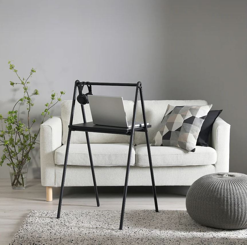 Il tavolino scrittoio pieghevole BJÖRKÅSENdi Ikea Italia permette di organizzare una postazione per l'home working in qualsiasi ambiente della propria casa; una volta chiuso può essere appeso a parete o riposto in un armadio o nello sgabuzzino. Ha la struttura realizzata in acciaio rivestito a polvere  epossidico nero. Misura L 59 x P 35/52 x H 110 cm. Prezzo 70 euro.  www.ikea.com Il tavolino scrittoio pieghevole BJÖRKÅSENdi Ikea Italia permette di organizzare una postazione per l'home working in qualsiasi ambiente della propria casa; una volta chiuso può essere appeso a parete o riposto in un armadio o nello sgabuzzino. Ha la struttura realizzata in acciaio rivestito a polvere  epossidico nero. Misura L 59 x P 35/52 x H 110 cm. Prezzo 70 euro.  www.ikea.com