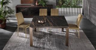 Ha il piano quadrato realizzato in ceramica finitura noir desir effetto marmo scuro Manhattan di Riflessi, il grande tavolo fisso caratterizzato da quattro gambe design in alluminio nella finitura ottone spazzolato a mano che riprende il colore della venatura. I materiali ricercati e la linea essenziale lo trasformano in un pezzo senza tempo. Misura L 90 x P 90 x H 76 cm. Prezzo 2.379 euro. www.riflessi.it Ha il piano quadrato realizzato in ceramica finitura noir desir effetto marmo scuro Manhattan di Riflessi, il grande tavolo fisso caratterizzato da quattro gambe design in alluminio nella finitura ottone spazzolato a mano che riprende il colore della venatura. I materiali ricercati e la linea essenziale lo trasformano in un pezzo senza tempo. Misura L 90 x P 90 x H 76 cm. Prezzo 2.379 euro. www.riflessi.it