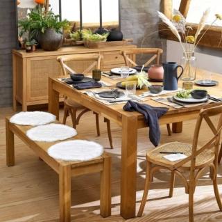 Ispirazione country per il grande tavolo Adelita di La Redoute Interieurs che può ospitare fino a otto persone: è completamente costruito in massello di rovere nella finitura oleata. Lo spesso piano, sorretto da quattro spesse gambe a sezione quadrata, può essere apparecchiato senza tovaglia per mettere in risalto il colore e le venature del legno. Misura L 150 x P 150 x H 76 cm. Prezzo 890 euro. www.laredoute.it Ispirazione country per il grande tavolo Adelita di La Redoute Interieurs che può ospitare fino a otto persone: è completamente costruito in massello di rovere nella finitura oleata. Lo spesso piano, sorretto da quattro spesse gambe a sezione quadrata, può essere apparecchiato senza tovaglia per mettere in risalto il colore e le venature del legno. Misura L 150 x P 150 x H 76 cm. Prezzo 890 euro. www.laredoute.it