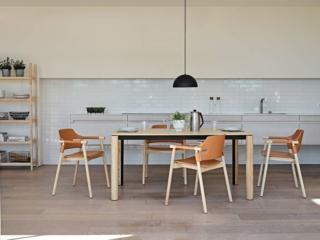 Sono posizionate agli angoli del piano rettangolare impiallacciato le gambe rotonde in legno di frassino tinto con anima in metallo verniciato nero nel tavolo fisso Woody di Midj. Misura L 160 x P 90 x H 75 cm. Prezzo a partire da 2.268 euro iva inclusa. www.midj.com Sono posizionate agli angoli del piano rettangolare impiallacciato le gambe rotonde in legno di frassino tinto con anima in metallo verniciato nero nel tavolo fisso Woody di Midj. Misura L 160 x P 90 x H 75 cm. Prezzo a partire da 2.268 euro iva inclusa. www.midj.com