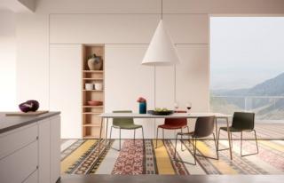 Semplice e snello il tavolo Onemm di Arper che ha il piano realizzato con un sottile foglio di lamiera di acciaio piegato, con solo pochi millimetri di spessore, verniciato bianco. È completato da quattro gambe sottili in metallo impiallacciato legno precomposto rovere. Misura L 160 x P 80 x H 74 cm. Prezzo a partire da 2.004,46 euro. www.arper.com Semplice e snello il tavolo Onemm di Arper che ha il piano realizzato con un sottile foglio di lamiera di acciaio piegato, con solo pochi millimetri di spessore, verniciato bianco. È completato da quattro gambe sottili in metallo impiallacciato legno precomposto rovere. Misura L 160 x P 80 x H 74 cm. Prezzo a partire da 2.004,46 euro. www.arper.com