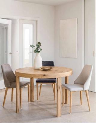 È completamente realizzato in legno chiaro il tavolo Collen di Kave Home con il piano rotondo allungabile impiallacciato in rovere: la venatura e le eventuali imperfezioni rendono ogni pezzo unico e sempre diverso. La comoda apertura a farfalla lo trasforma in un tavolo ovale che può ospitare grandi tavolate. Misura L120 x P 120/170 x H 78 cm. Prezzo 1.060 euro. www.kavehome.com È completamente realizzato in legno chiaro il tavolo Collen di Kave Home con il piano rotondo allungabile impiallacciato in rovere: la venatura e le eventuali imperfezioni rendono ogni pezzo unico e sempre diverso. La comoda apertura a farfalla lo trasforma in un tavolo ovale che può ospitare grandi tavolate. Misura L120 x P 120/170 x H 78 cm. Prezzo 1.060 euro. www.kavehome.com