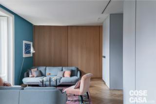 La zona giorno, grazie alle modifiche al layout, è diventata un open space anche se è ancora ben riconoscibile l'impianto tradizionale della casa d'epoca. Ogni zona funzionale è illuminata da una portafinestra affacciata su un piccolo balcone con ante dotate di scuri interni in legno.
Il color petrolio delle pareti definisce il carattere dell'ambiente, raccordando le altre cromie, quelle del legno e i toni neutri e pastello. I cuscini appoggiati sui divani di Fritz Hansen sono di L'Opificio. In fondo dietro il tavolo da pranzo, appoggiata sulla madia di Ikea, la lampada bianca è il modello Fontana Media di Fontananarte. La zona giorno, grazie alle modifiche al layout, è diventata un open space anche se è ancora ben riconoscibile l'impianto tradizionale della casa d'epoca. Ogni zona funzionale è illuminata da una portafinestra affacciata su un piccolo balcone con ante dotate di scuri interni in legno.
Il color petrolio delle pareti definisce il carattere dell'ambiente, raccordando le altre cromie, quelle del legno e i toni neutri e pastello. I cuscini appoggiati sui divani di Fritz Hansen sono di L'Opificio. In fondo dietro il tavolo da pranzo, appoggiata sulla madia di Ikea, la lampada bianca è il modello Fontana Media di Fontananarte.