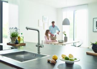 Il sistema Grohe Blue Home – composto da refrigeratore, filtro e bombola CO2 – permette di erogare dallo stesso rubinetto acqua corrente miscelata e 3 diverse tipologie di acqua pura filtrata dall’ottimo gusto: acqua naturale fresca, acqua leggermente frizzante fredda e acqua frizzante fredda. È, inoltre, possibile scegliere la tecnologia di filtrazione più adatta alle proprie esigenze: dal filtro ai carboni attivi in grado di migliorare l’odore e il sapore dell’acqua adatto per acque di bassa durezza, al filtro a 5 fasi che, oltre a perfezionare il gusto dell’acqua, diminuisce il residuo fisso e riduce il calcare, fino al filtro Magnesium + Zinco, che dona all’acqua tutti i vantaggi del filtro a 5 fasi, arricchendola anche di magnesio e zinco. Il sistema Grohe Blue Home – composto da refrigeratore, filtro e bombola CO2 – permette di erogare dallo stesso rubinetto acqua corrente miscelata e 3 diverse tipologie di acqua pura filtrata dall’ottimo gusto: acqua naturale fresca, acqua leggermente frizzante fredda e acqua frizzante fredda. È, inoltre, possibile scegliere la tecnologia di filtrazione più adatta alle proprie esigenze: dal filtro ai carboni attivi in grado di migliorare l’odore e il sapore dell’acqua adatto per acque di bassa durezza, al filtro a 5 fasi che, oltre a perfezionare il gusto dell’acqua, diminuisce il residuo fisso e riduce il calcare, fino al filtro Magnesium + Zinco, che dona all’acqua tutti i vantaggi del filtro a 5 fasi, arricchendola anche di magnesio e zinco.