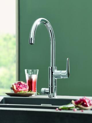 Il sistema Grohe Blue Pure eroga dallo stesso rubinetto acqua corrente miscelata e acqua filtrata naturale a temperatura ambiente. Il filtro ai carboni attivi migliora il gusto dell’acqua, eliminando le sostanze che ne alterano l’odore e il sapore. Per installarlo, lo spazio richiesto è quello della cartuccia filtrante e non necessita di prese elettriche. Il sistema è disponibile in tre differenti design – anche con doccetta estraibile – e due finiture, cromata e satinata. Il sistema Grohe Blue Pure eroga dallo stesso rubinetto acqua corrente miscelata e acqua filtrata naturale a temperatura ambiente. Il filtro ai carboni attivi migliora il gusto dell’acqua, eliminando le sostanze che ne alterano l’odore e il sapore. Per installarlo, lo spazio richiesto è quello della cartuccia filtrante e non necessita di prese elettriche. Il sistema è disponibile in tre differenti design – anche con doccetta estraibile – e due finiture, cromata e satinata.