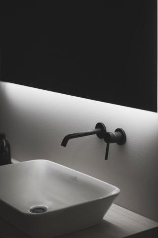 Ideal Standard Ceraline miscelatore a parete, Connect Air Lavabo, Adapto mensola. Ideal Standard Ceraline miscelatore a parete, Connect Air Lavabo, Adapto mensola.