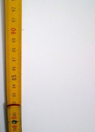 Misurate 90 cm da terra alle estremità di ogni parete e segnate un punto con la matita. Misurate 90 cm da terra alle estremità di ogni parete e segnate un punto con la matita.