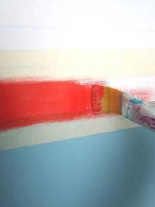 Dipingete la riga intermedia con il colore rosso non diluito. Dipingete la riga intermedia con il colore rosso non diluito.
