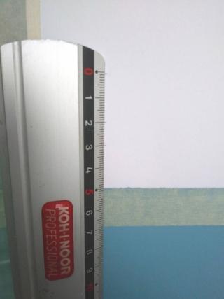 Riposizionate il nastro carta come nella foto, sovrapponendolo per un millimetro alla base azzurra. Riposizionate il nastro carta come nella foto, sovrapponendolo per un millimetro alla base azzurra.