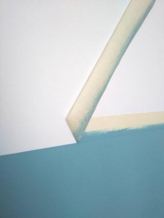 Rimuovete delicatamente il nastro carta scaldandolo con il phon. Rimuovete delicatamente il nastro carta scaldandolo con il phon.