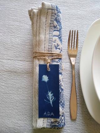 Annodate i segnaposto ai tovaglioli con dello spago grezzo. Annodate i segnaposto ai tovaglioli con dello spago grezzo.