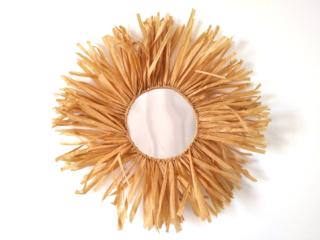 La cornice effetto paglia è removibile ed utilizzabile come semplice decorazione da appendere.