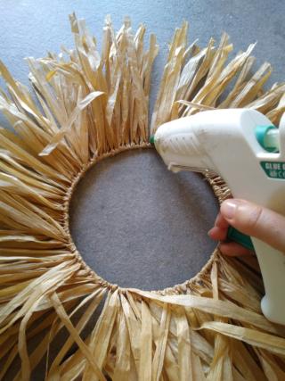 Attaccate la struttura allo specchio con della colla a caldo o del nastro biadesivo.