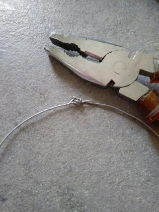 Chiudete la sagoma utilizzando le pinze.