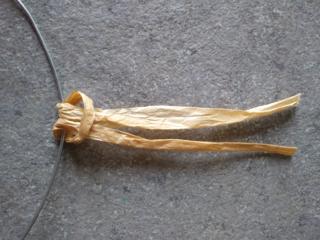 Annodate i fili di carta al filo di ferro come nella foto.